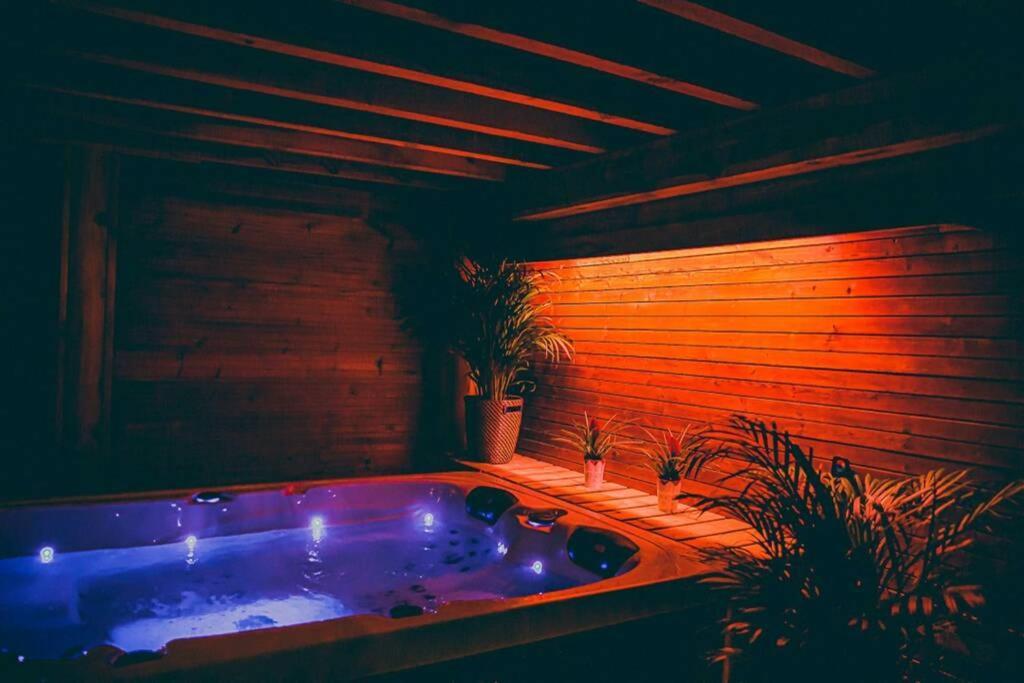 Le Spa Du Cabanon: Cabanon De Luxe Avec Spa Entierement Privatif Aye Екстер'єр фото