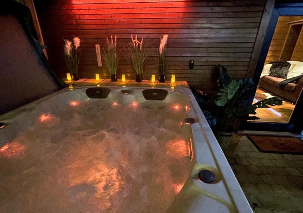 Le Spa Du Cabanon: Cabanon De Luxe Avec Spa Entierement Privatif Aye Екстер'єр фото